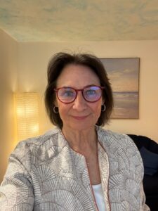 Ute Keller lächelnd mit Brille